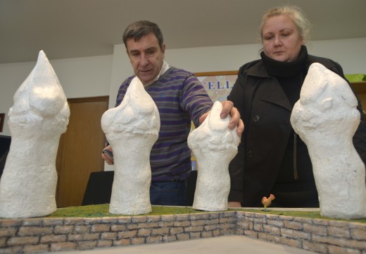 O escultor local Gonzalo Sarasquete, gañador do concurso artístico para crear un monumento ao percebe en Aguiño